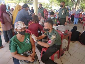 Babinsa Koramil Bahuga Salurkan Bantuan BTPKLWN dan Laksanakan Vaksin Dosis 3