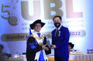 Hadiri Dies Natalis Ke-50 UBL, Bupati Raden Adipati Terima Penghargaan UBL Awards
