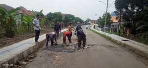 Kepala Kampung Lembasung M. Helmi Ibrahim melakukan giat perbaikan jalan di Dusun Liok Kampung Lembasung yang sudah lama tidak di perbaiki Pemerintah Daerah Kabupaten Way Kanan