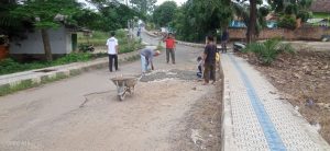 Kepala Kampung Lembasung M. Helmi Ibrahim melakukan giat perbaikan jalan di Dusun Liok Kampung Lembasung yang sudah lama tidak di perbaiki Pemerintah Daerah Kabupaten Way Kanan