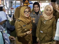 Bupati Lamitm Ela Siti Nuryamah Sidak Ketersediaan dan Harga Bahan Pokok Pasar Sukadana