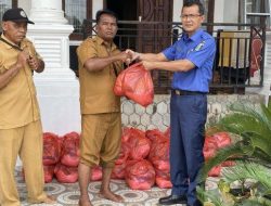 Badan Penanggulangan Bencana Daerah (BPBD) Lampung Timur beri bantuan sembako kepada warga yang terdampak banjir di Kecamatan Bumi Agung