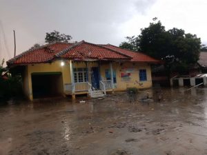 Hujan Es Disertai Angin Kencang Rusak Rumah dan Perkantoran di Kecamatan Baradatu