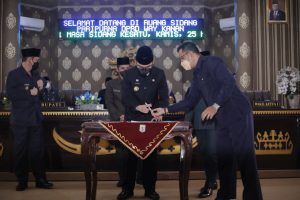 Bupati Adipati Hadiri Rapat Paripurna DPRD Way Kanan Dalam Rangka Pengesahan Rancangan APBD TA 2022