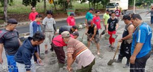 Masyarakat Km.2 Kec.Blambangan umpu bergotong royong Memperbaiki Akses jalan yang rusak