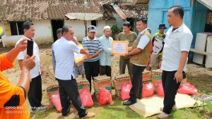 Bupati Adipati Serahkan Bantuan Logistic Kepada Warga Korban Banjir Di Rebang Tangkas Melalui BPBD Way Kanan