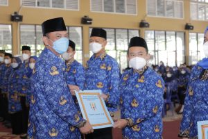 Bupati Way Kanan Serahkan SK CPNS Tahun 2021 dan PPPK Tahap I dan II