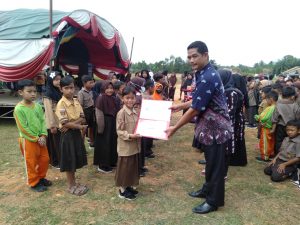 SDN 01 Umpu Kencana Membagikan Raport serta Hadiah Kepada Murid yang Berprestasi