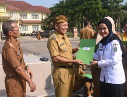 Bupati Lamtim Dawam Rahardjo menyerahkan 196 Petikan SK PPPK Tahun Anggaran 2023