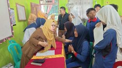 Sekda Way Kanan Tinjau Kegiatan Cek Kesehatan Gratis Siswa Sekolah